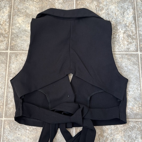 Tailored Cropped Vest Cut-out Back Small Black - Picture 7 of 7